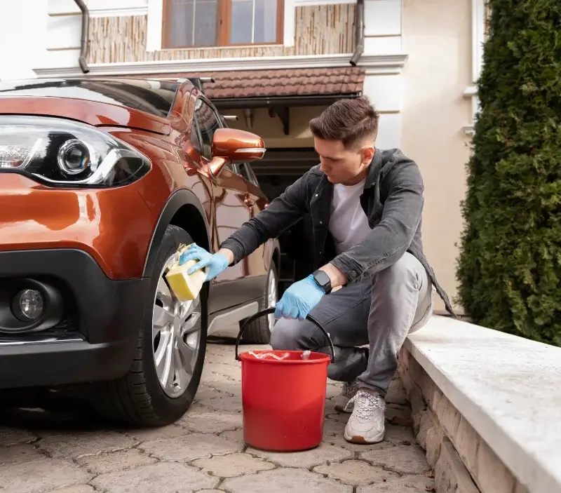 Lavage auto à domicile Réaux sur Trèfle : professionnel intervenant sur un véhicule